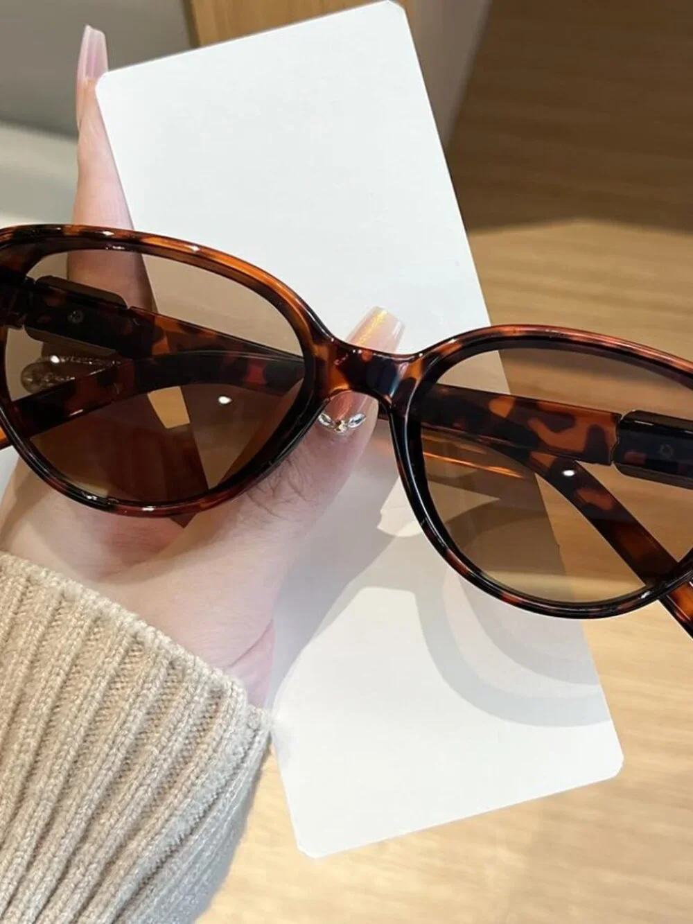 Chic Cat-Eye Sunglasses with Double-B Logo & UV Protection - Leopard/Brown